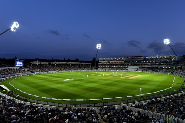 NBA季后赛最新战况詹姆斯突破上篮精彩瞬间